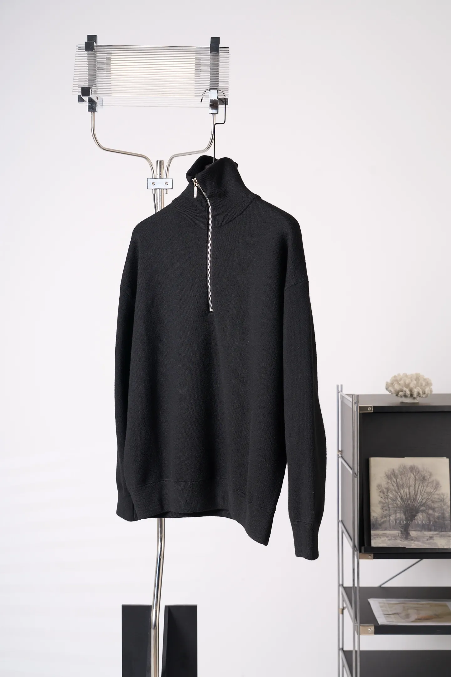 [In-Stock] CHANEL/Chanel Stand Collar Wool and Silk Logo Logo Pullover Sweater [In Stock] 36 38 40 42 Authentic 28,000 purchase and development, 46-count wool blended double-ply yarn, imported from Germany (SOTO) loom, hand-stitched logo, wool enzyme washing, customized 1:1 hardware, customized 1:1 zipper, customized 1:1 trademark, fitted version, hand washing recommended (this product is made of wool and is not easy to machine wash)